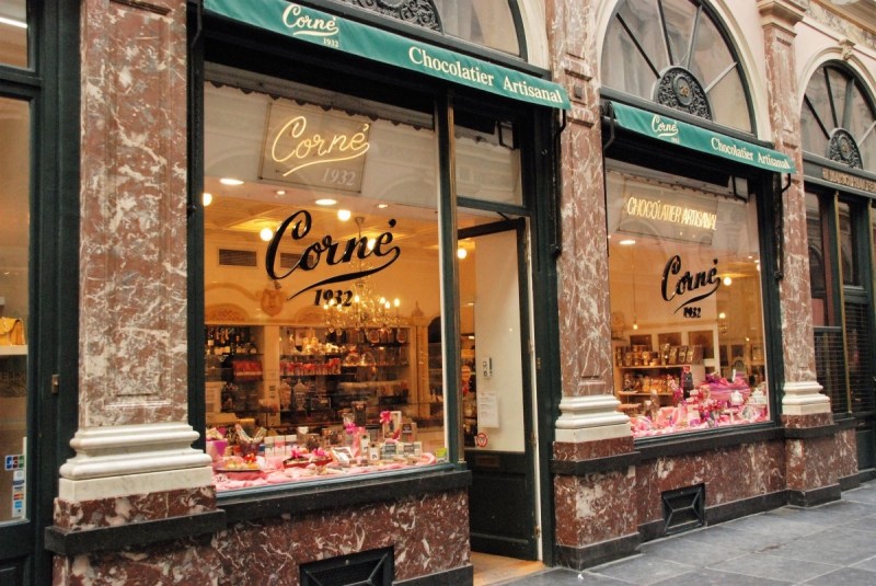 vitrine-PEGOMAS-min_chocolate_chocolaterie_shop_luxury_chic_gallery_brussels_belgium-558146