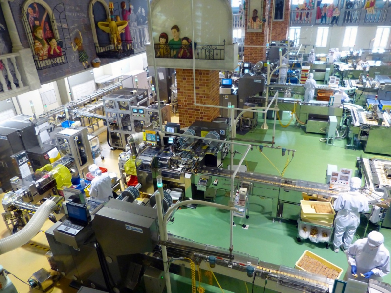 vitrine-PEGOMAS-min_japan_sapporo_chocolate_factory_label_packaging_cookie_machine_operators-961509
