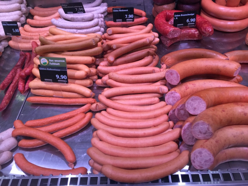 vitrine-PEGOMAS-min_sausages_meat_butchery-1069321